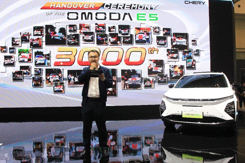 Chery Serahkan OMODA E5 ke Luna Maya Sebagai Pembeli ke 3000  