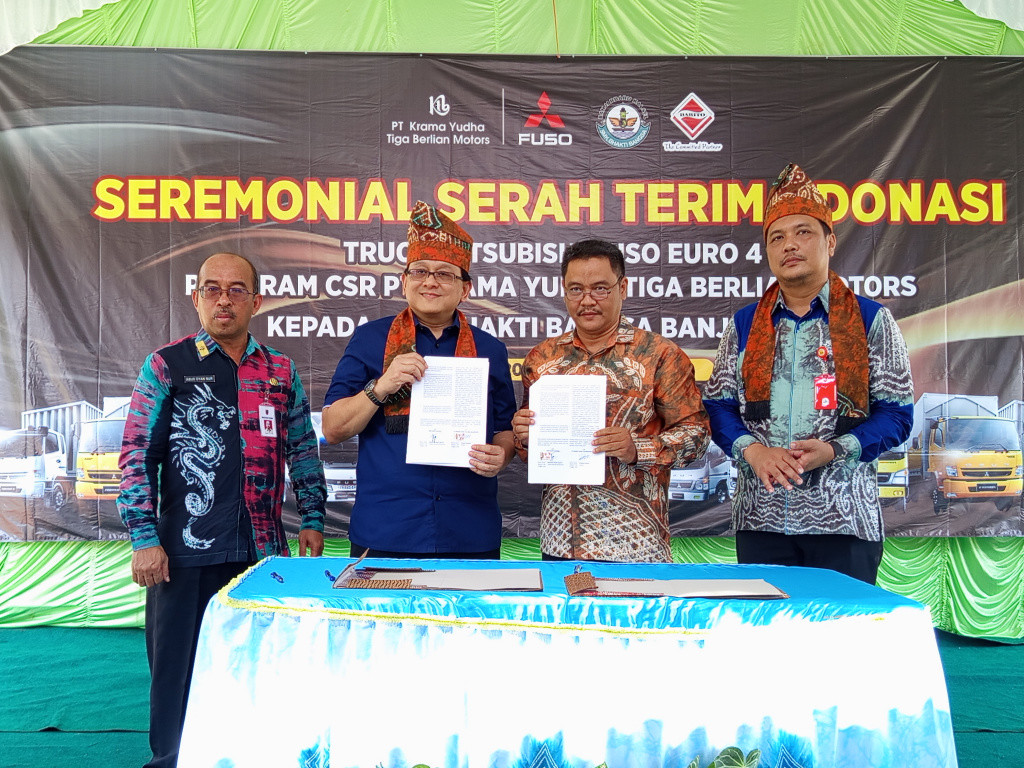 KTB Fuso Donasi Canter EURO 4 ke SMK di Banjarbaru  