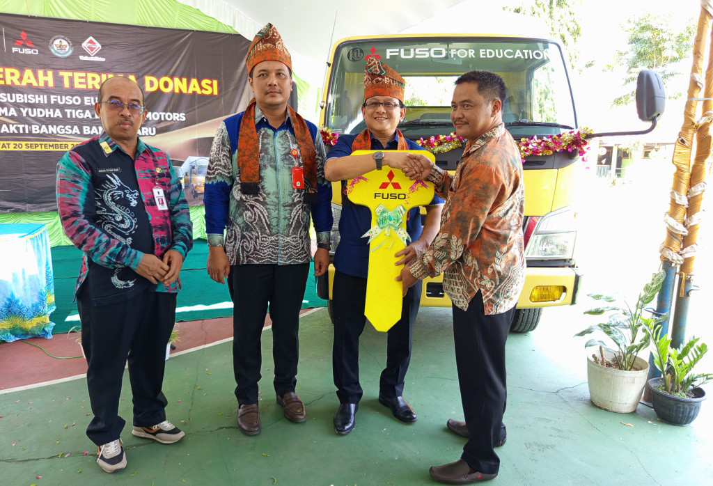 KTB Fuso Donasi Canter EURO 4 ke SMK di Banjarbaru  