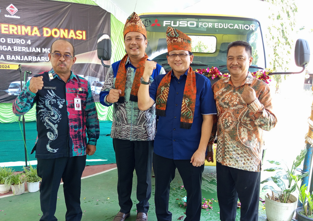 KTB Fuso Donasi Canter EURO 4 ke SMK di Banjarbaru  