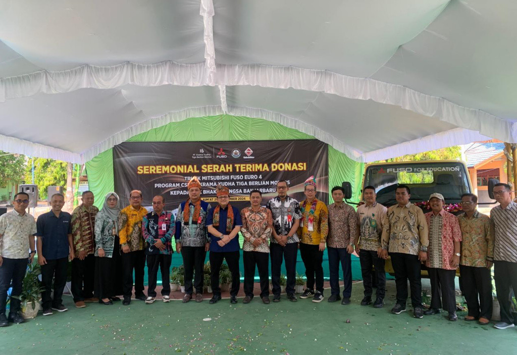 KTB Fuso Donasi Canter EURO 4 ke SMK di Banjarbaru  