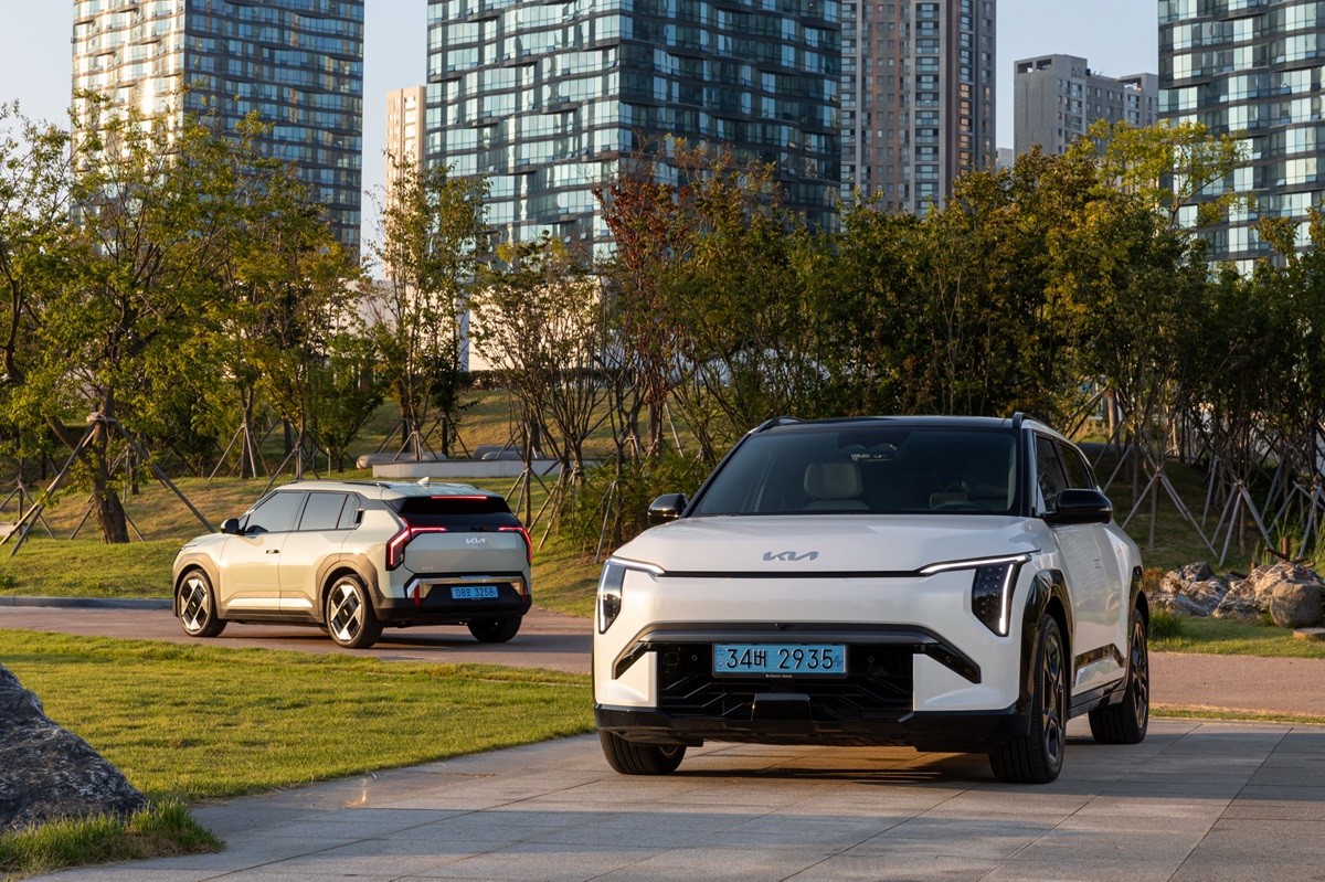 Kia EV3 Dinobatkan Sebagai 'Crossover of the Year' 2024  