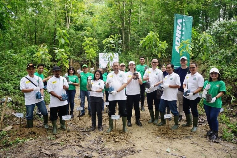 'Sayang Bumiku', Adira Finance Tanam Ribuan Pohon Alpukat di Semarang  