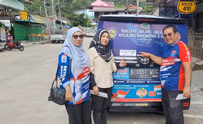 Kendarai Toyota Voxy, Sepasang Suami Istri ini Keliling Indonesia dan Asia  