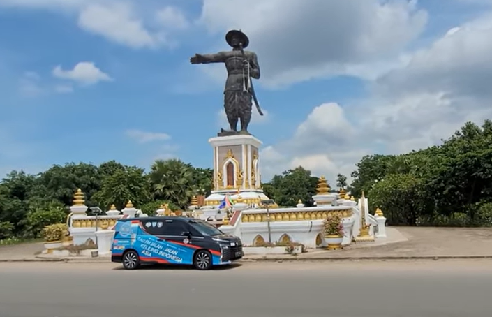 Kendarai Toyota Voxy, Sepasang Suami Istri ini Keliling Indonesia dan Asia  