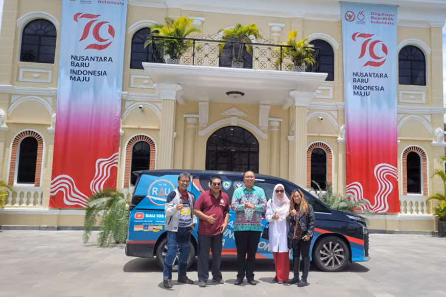 Kendarai Toyota Voxy, Sepasang Suami Istri ini Keliling Indonesia dan Asia  