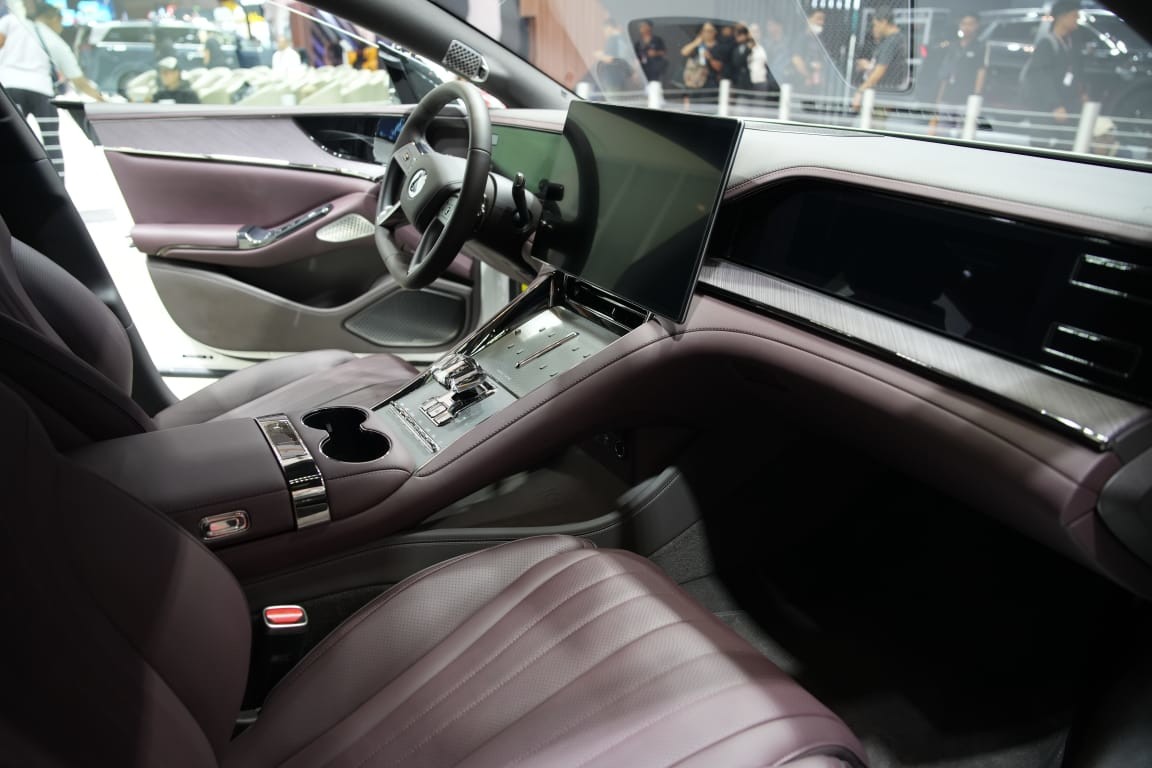 Untuk Kenyamanan, Interior DENZA D9 Dibekali Material Premium  