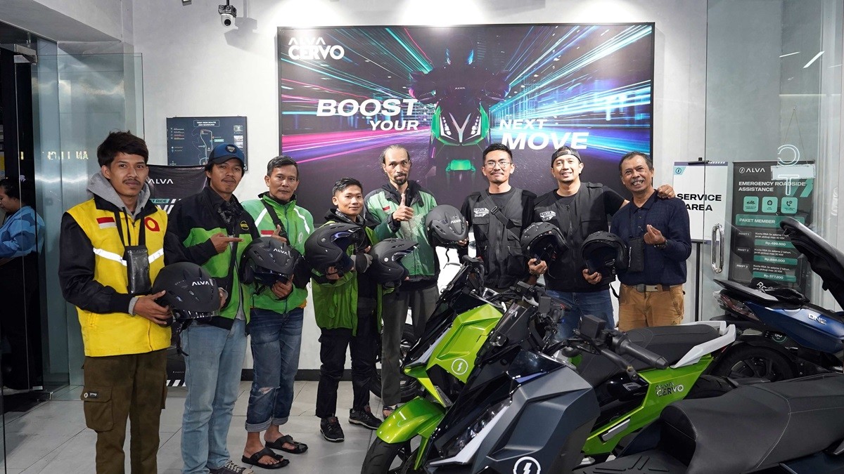 Alva Gandeng Komunitas Bagi Helm Gratis ke Ojol  