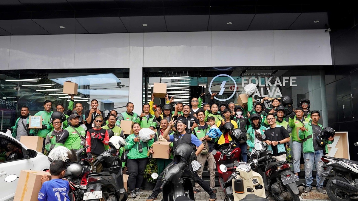 Alva Gandeng Komunitas Bagi Helm Gratis ke Ojol  