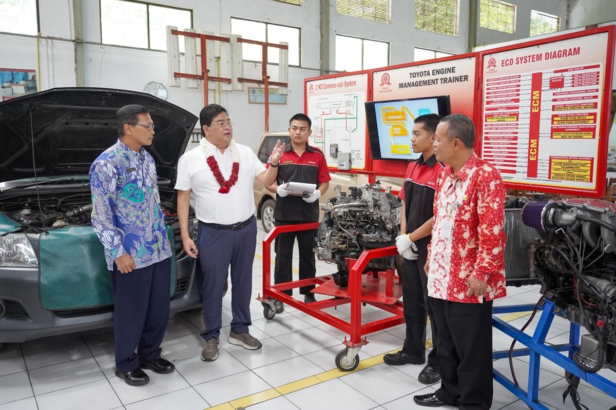 TMMIN Serahkan Fortuner untuk Alat Peraga SMK di Salatiga  