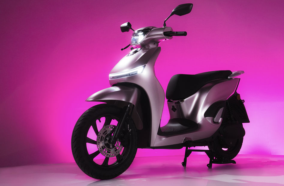 Skutik Listrik Adora Dinobatkan Sebagai 'Best Medium Electric Skutik'  