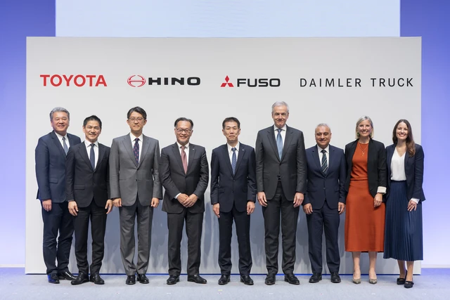 Mitsubishi Fuso dan Hino Resmi Sepakati Kerjasama  