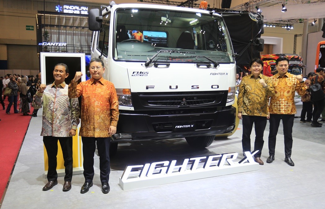 Fighter-X FM65F Tractor Head dan Mobile Charging eCanter di GIIAS 2025  