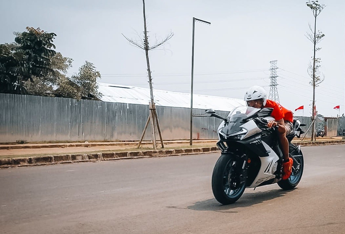 Mencoba Secara Langsung Gaharnya CFMoto 675 SR-R  