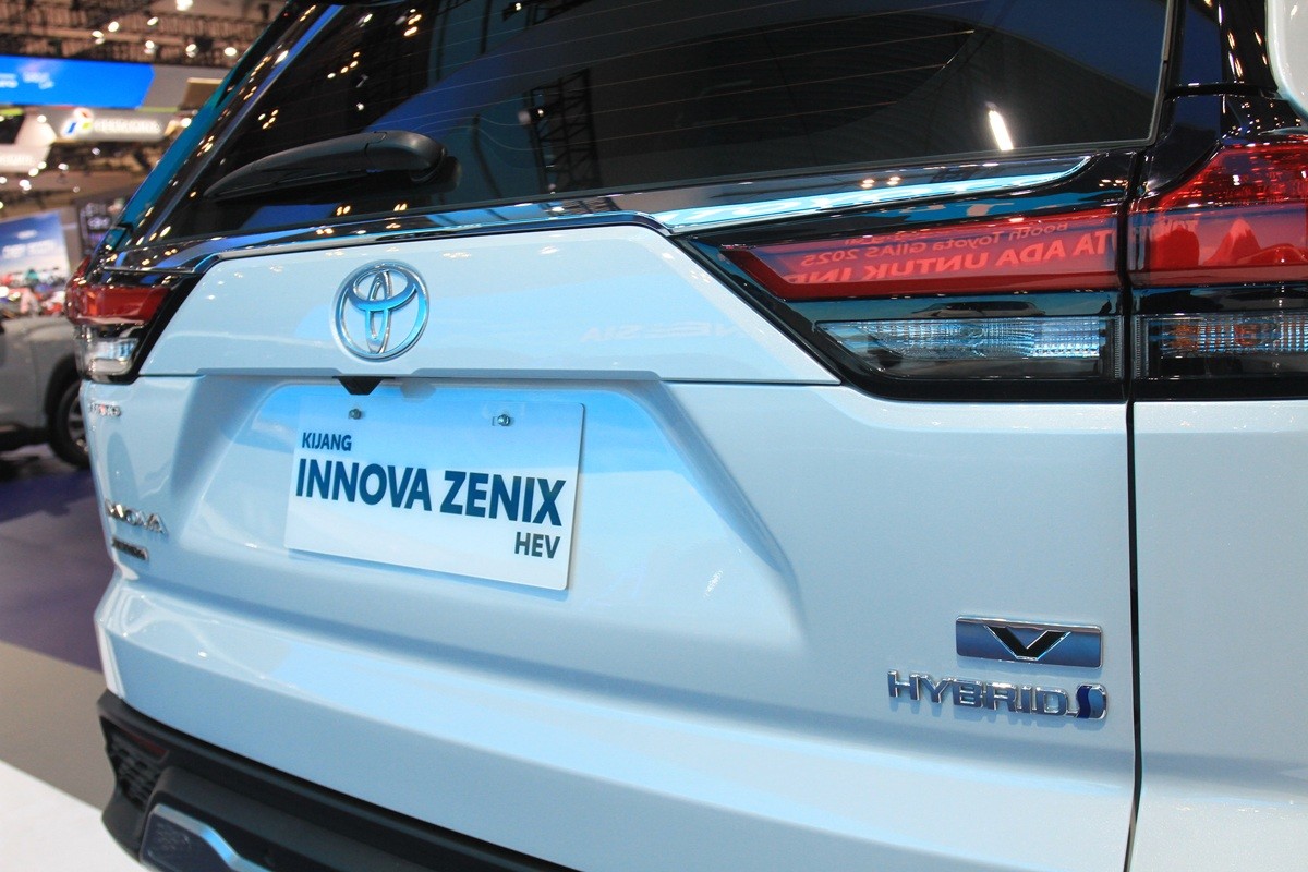 Kijang Innova Zenix Hybrid EV Raih Penghargaan Bergengsi  