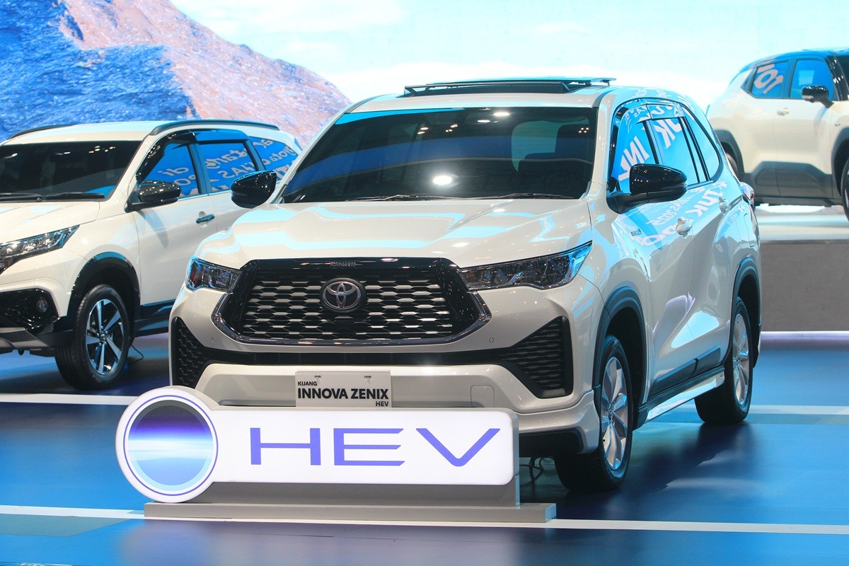 Kijang Innova Zenix Hybrid EV Raih Penghargaan Bergengsi  
