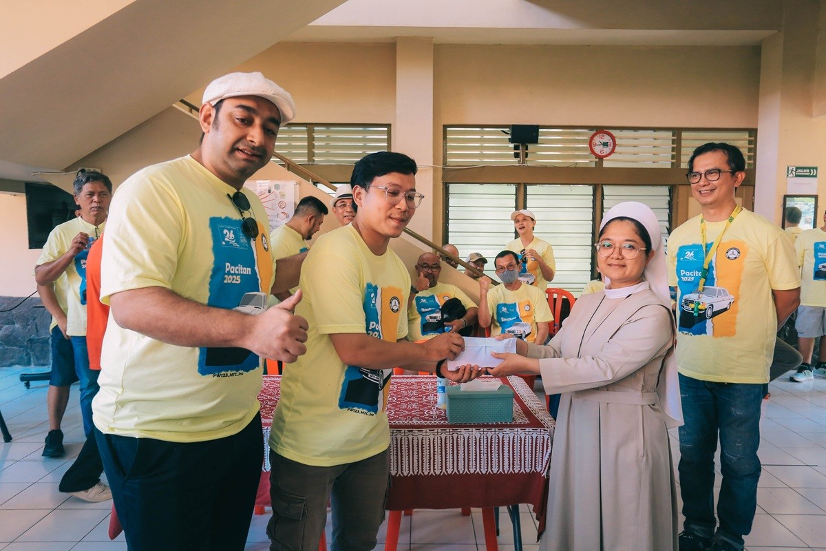 Kegiatan Baksos Warnai Perjalanan MTC INA 'Southern Blue Java Tour'  