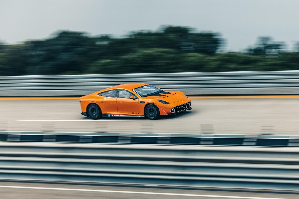 Mercedes-AMG Bersama Michelin Tembus Rekor Keliling Bumi  