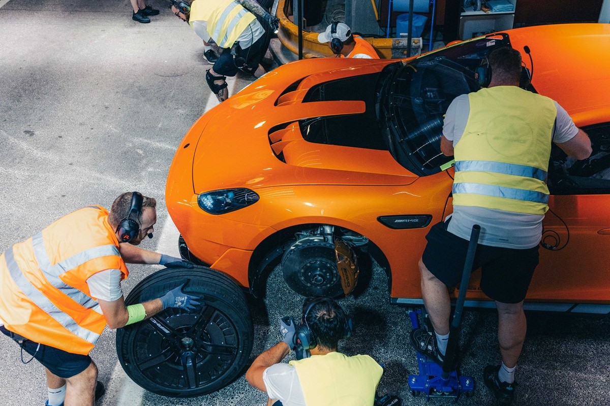 Mercedes-AMG Bersama Michelin Tembus Rekor Keliling Bumi  