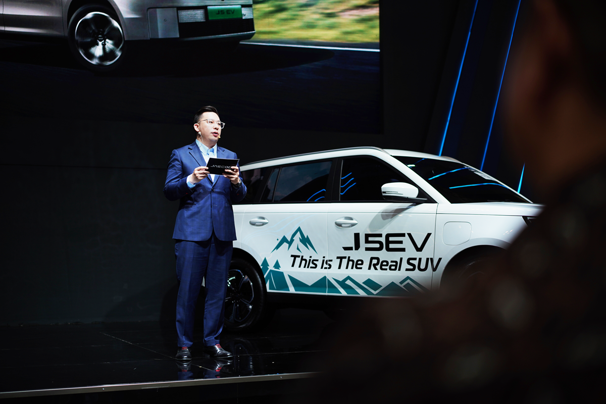 JAECOO Serah Terimakan Unit JAECOO J5 EV ke Konsumen di GJAW 2025  