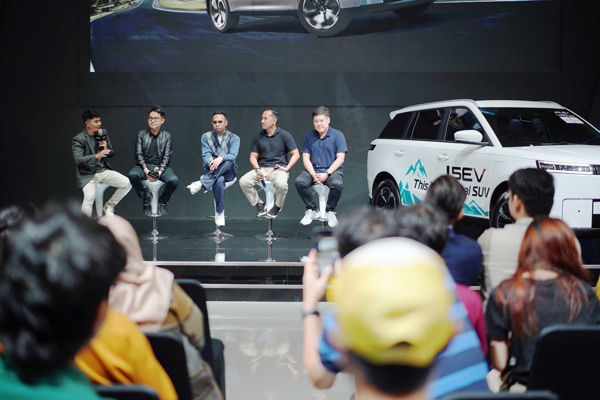 JAECOO Serah Terimakan Unit JAECOO J5 EV ke Konsumen di GJAW 2025  