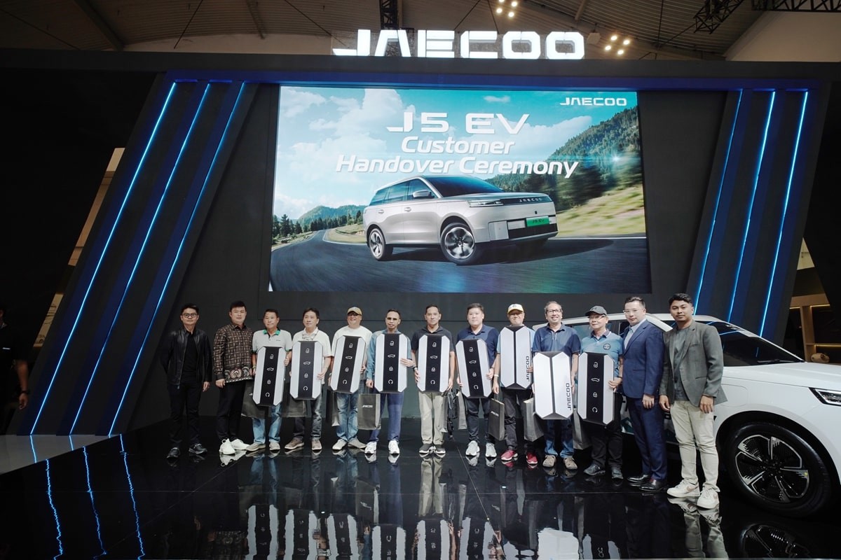 JAECOO Serah Terimakan Unit JAECOO J5 EV ke Konsumen di GJAW 2025  